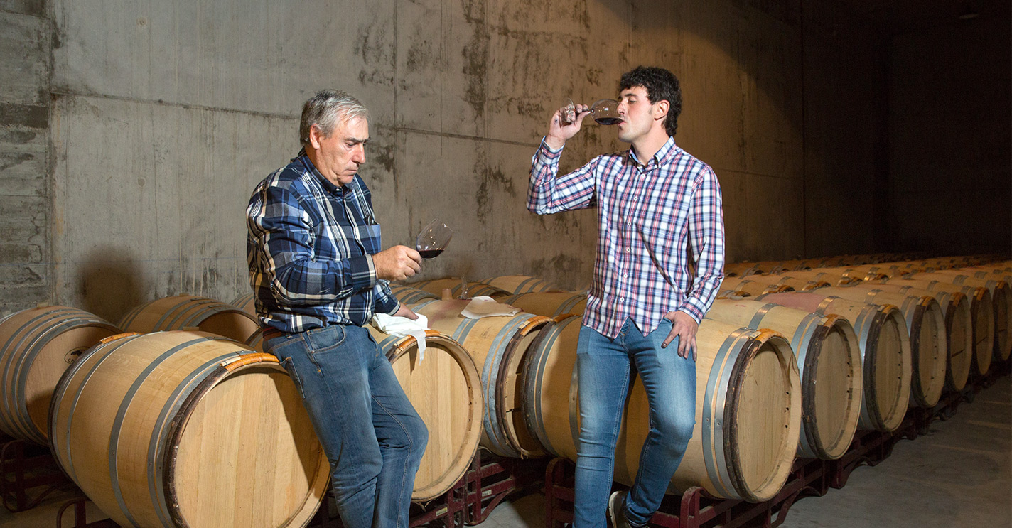 Javier e Israel, padre e hijo, catando sus vinos en la nave de barricas de Bodegas Eguíluz