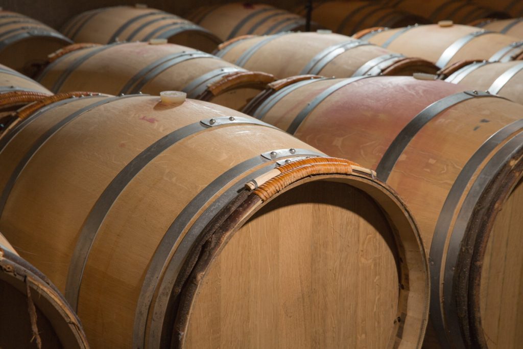 Barricas de roble americano y francés guardan los vinos de Bodegas Eguíluz